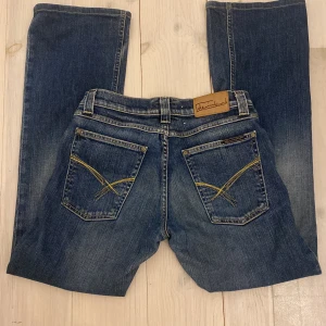 Boutcut jeans - Low waist jeans som är svinsnygga!Säljer de för att de är förstora❣️Skriv till mig om ni vill ha fler bilder eller hur långa de är/ midjemått 😇