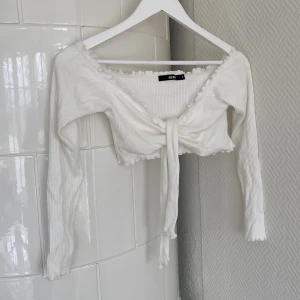 Topp - Off-shoulder topp från Bik Bok, använd fåtal gånger. Storlek M men aningen liten i storleken 🤍