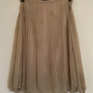 Vacker kjol - Går precis ovanför knäna eller längre om man vill ha den på midjan. 