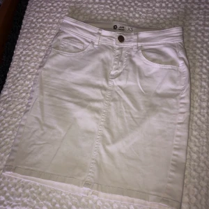 Vit kjol - Vit tight kjol från Cubus i storlek XS , snygg och fräsch riktigt fin i sommar för den som vill ha den 🤍
