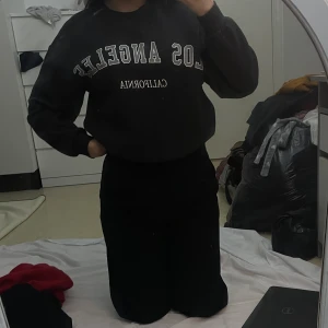 Mörkgrå tjocktröja  - Mörkgrå tjocktröja från Gina Tricot. Knappt använd, ny skick