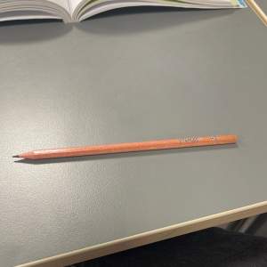 en matte 2c bok, en skrivblock av högsta kvalite och en fantastisk penna (någon måste buda snabbt pennan är på lån av min lärare)