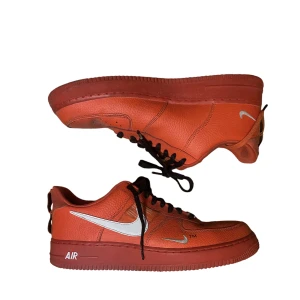 Air force one  - Använda några gånger, kommer med svarta och röda skosnören 