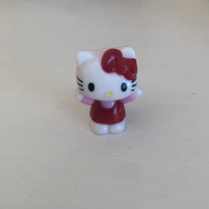 Hellokitty  - Liten hellokitty figur från 2010 😻💕✉️