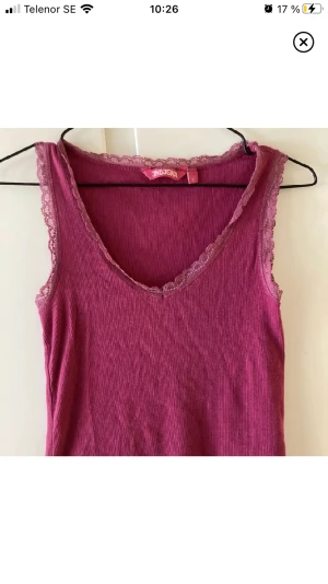 Rosa linne med spets - Rosa linne med spets från indiska! Köpt second hand, i storlek S, frakt ingår ej i priset! TAR EMOT PRISFÖRSLAG!