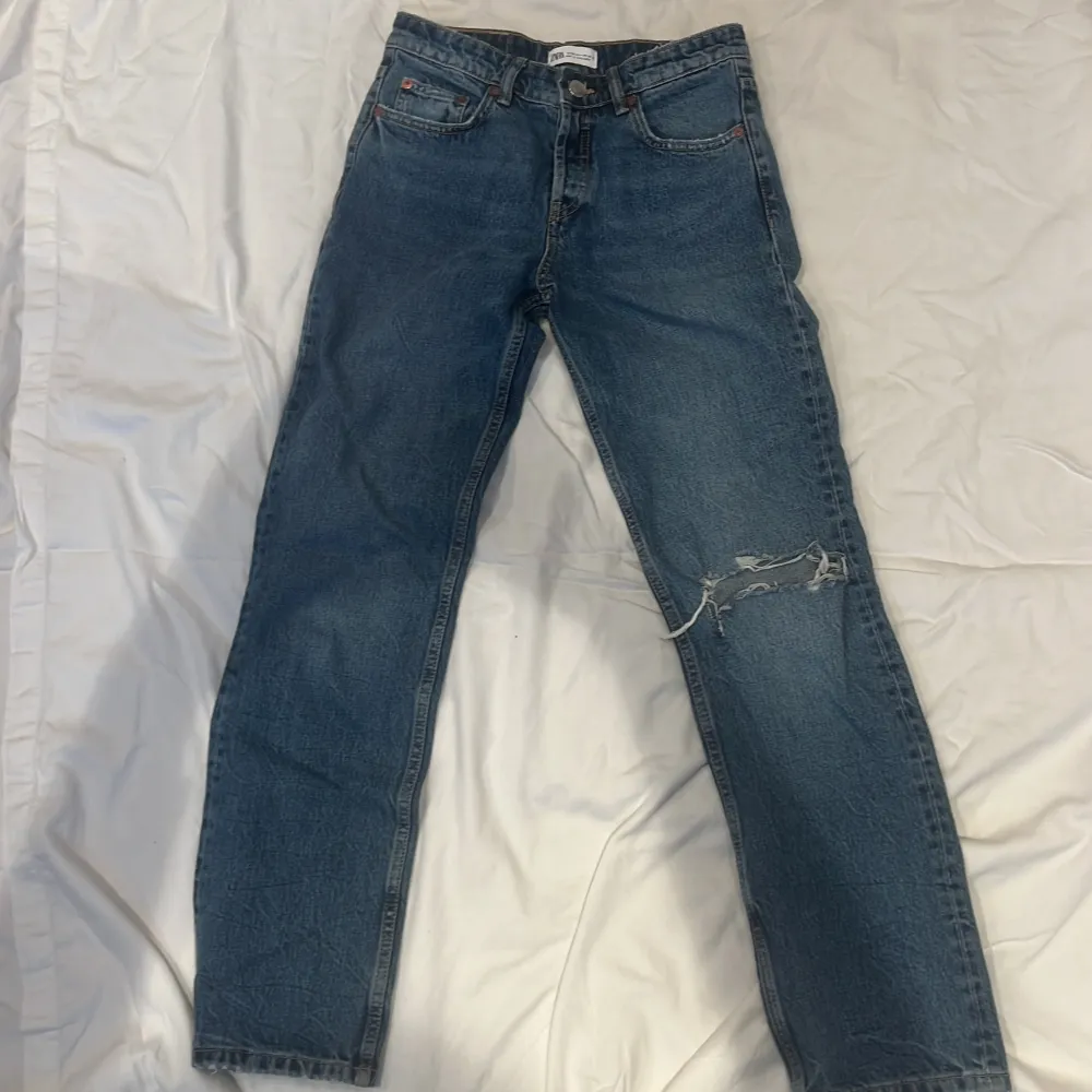 Säljer låg/mid- midjade jeans från zara i storlek 36/S💓Avända 1-2 gånger. Pris kan diskuteras!. Jeans & Byxor.