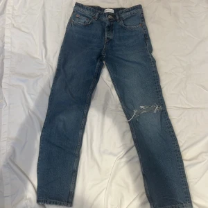 Zara jeans  - Säljer låg/mid- midjade jeans från zara i storlek 36/S💓Avända 1-2 gånger. Pris kan diskuteras!