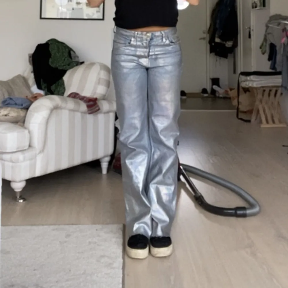 Säljer nu mina silvriga jeans från zara av den äldre modellen. Sitter super snyggt och det är avklippa så passar perfekt på mig som är 168💕. Jeans & Byxor.