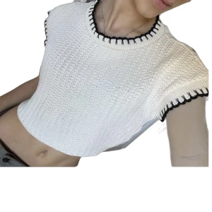 Stickad kort zara topp! - Stickad, slutsålt croppad top med svart krage från Zara. 55kr + frakt 🫶storlek s!, skicka ett meddelande vid frågor!🥰