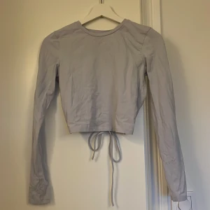 Baby blå topp med öppenrygg - Babyblå topp med öppenrygg från Gina Tricot 