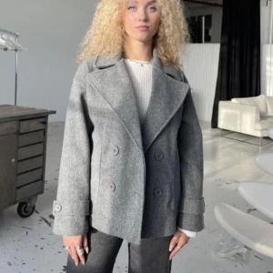 Design by si kort kappa - Oanvänd jacka pågrund av fel storlek från Design by si