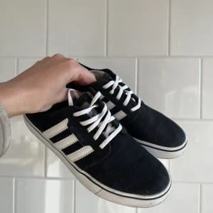 Adidas sneakers  - Säljer mina snygga sneakers pga att dem inte passar längre. Har använts några gånger, men är i bra skick. 