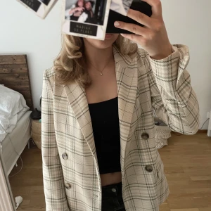 Fin kavaj - Super söt och sommrig/vårig kavaj. Skön och även lagom varm💗