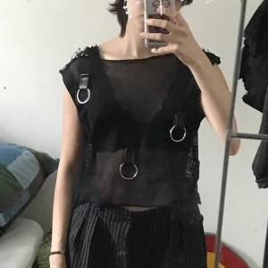 punkigt nätlinne - Coolt punkigt linne jag sytt själv som inte längre kommer till användning. Den har säkerhetsnålar på axlarna så man kan anpassa den litegrann. Skulle säga ca S-M, är ganska kort dock så om man är lång blir det mer som en croptop.