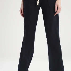 Roxy Linnebyxor  - Köpte i somras, knappt använda. Storlek S. Passar många midjestorlekar då de går att knyta ihop snyggt i midjan. Längden är jättebra för runt 163-166(jag). Pris kan diskuteras. Byter gärna emot ett var likadana i vit❤️ Skriv för fler bilder💕