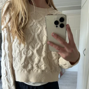 Stickad tröja - Jättefin stickad beige tröja. Använder knappt så därför jag säljer. Från design by si och i strl S/M men passar mig som har XS/S. 229 kr+ frakt. Kom även med egna prisförslag om ni vill. Skriv i dm om du är intresserad🙏💕