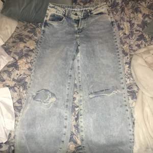 Säljer dessa ljus tvättade jeans från bikbok, jättelånga i benen och sitter skit snyggt på, (tvättar såklart innan frakt)