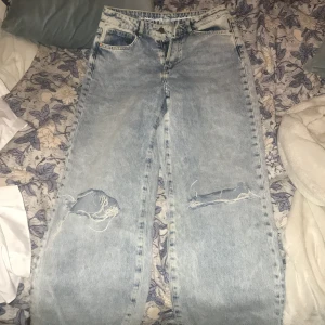 Bikbok jeans  - Säljer dessa ljus tvättade jeans från bikbok, jättelånga i benen och sitter skit snyggt på, (tvättar såklart innan frakt)