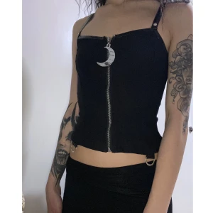 Killstar topp - Topp från killstar köpt 2019, gammal kollektion✨ Dragkjedjan går givetvis hela vägen ner, strapaen på axlarna är i PVC och materialet på själva toppen är elastiskt! Detta brukde vara min favorittröja men har ingen användning för den längre tyvärr