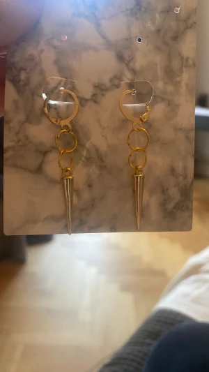 Egengjorda örhängen  - Superfina egengjorda örhängen i guld med en nit! Superfina!!! Finns även i silver! Bara att skriva till mig om du hellre vill ha de! ❤️79kr