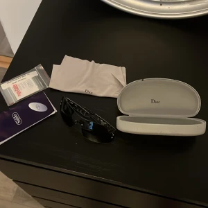 Dior solglasögon  - Säljer mina dior somglasögon är använda men solglasögonen i sig är nyskick. Fodralet är de ända som är lite skadat/ dålig skick 
