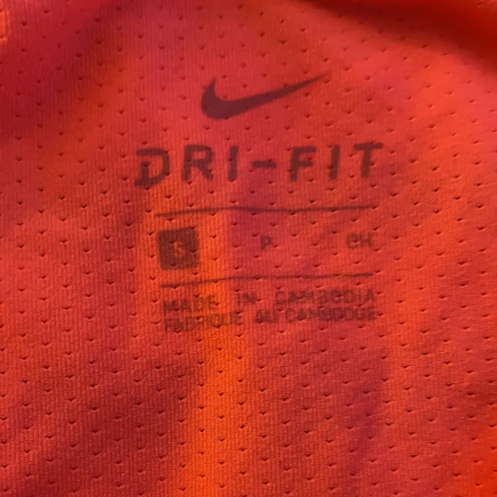 Korall färgad Nike träningströja som jag använt 2-3 gånger då jag har några andra som jag använt mer. Super bra skick och fin färg! 🌟. Hoodies.