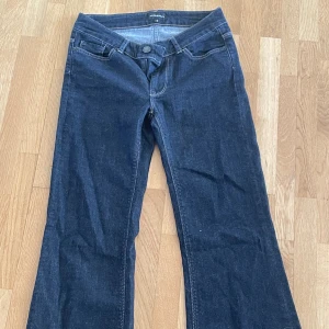 Söta jeans  - Fina jeans som jag säljer pågrund av att jag inte använder dom.  Jag har bara provat dom men jag köpte dom secondhand men dom är hela och ser oanvända ut (i ljuset ser dom lite dammiga ut bara) 