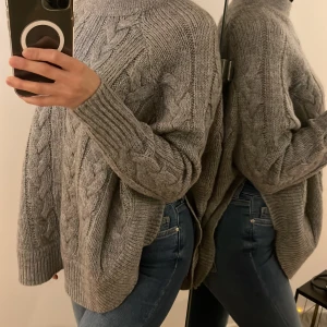 Poncho  - Nyskick poncho med slits. 