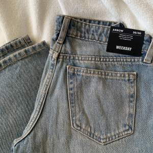 Helt nya lågmidjade arrow jeans från weekday, i färgen light worned blue💓 Säljer pga att de är för små, bilden är från zalandos hemsida. Pris kan diskuteras! 