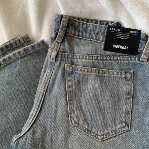 Lågmidjade jeans - Helt nya lågmidjade arrow jeans från weekday, i färgen light worned blue💓 Säljer pga att de är för små, bilden är från zalandos hemsida. Pris kan diskuteras! 