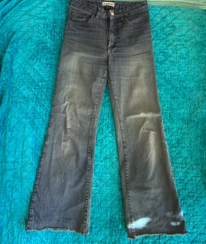 Acne jeans  - Utsvängda Acne jeans i bra skick. 