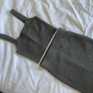 Stickat set  - Säljer detta stickade det i en grå/brunmelerad färg från H&M. Toppen har storlek S och kjolen xs. I fint skick! 