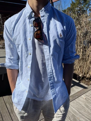 Ralph lauren skjorta - Rl skjorta randig strl S. Knappt använd, säljer pågrund av för liten. nypris 1399.🔥