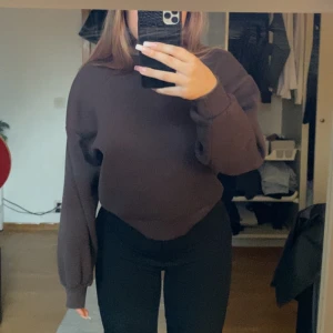 Sweatshirt  - Säljer denna Sweatshirt från Gina, andvänd fåtal gånger, nypris 259 säljer för 150