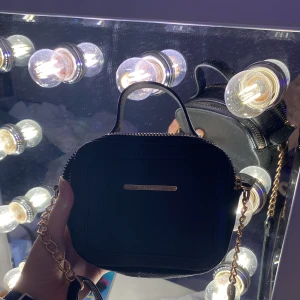 Svart handväska  - En svart super fin väska som har används 3 gånger, super bra skick och otroligt fin!🖤💛