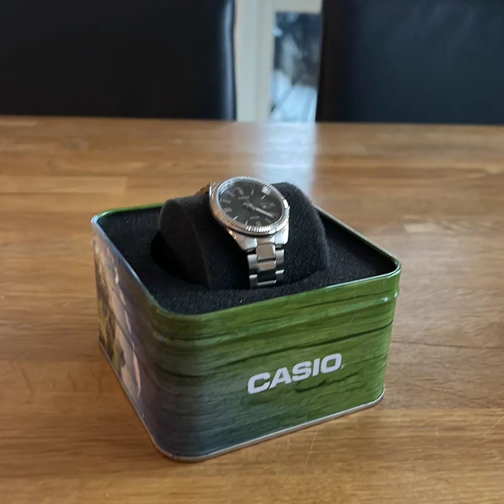 Helt ny casio klocka, kommer med box och lapp. Grey melage urtavla!. Accessoarer.