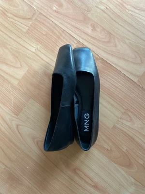 Ballerinas - Ballerinas från mango, aldrig använda i storlek 35 men stora i storleken, mer som 36,5 elr 37