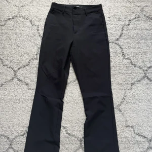 Kostymbyxor  - Säljer dessa kostymbyxor från bikbok. Det är använda men har inga skavanker eller hål. Pris kan diskuteras 💗