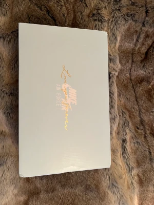 NOCTA X AIR FORCE 1 LOW "CERTIFIED LOVER BOY" - Drakes egendesignade airforce som är i helläder. Även på insidan(se bild)  Aldrig används i strl 41. Kommer med orginalbox!