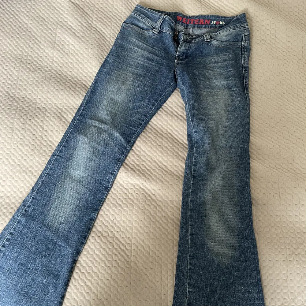 Skitsnygga bootcut jeans köpt seconhand! Passar mig bra som brukar ha 31/32 lågmidjade jeans! Priset går alltid att diskutera, tryck gärna på KÖP NU! . Jeans & Byxor.