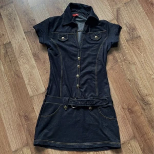 Jeansklänning - Väldigt cool och unik jeansklänning! Materialet är mjukt och stretchigt vilket gör den väldigt bekväm☺️. Andra fotot lånat, då den tyvärr var för stor för mig