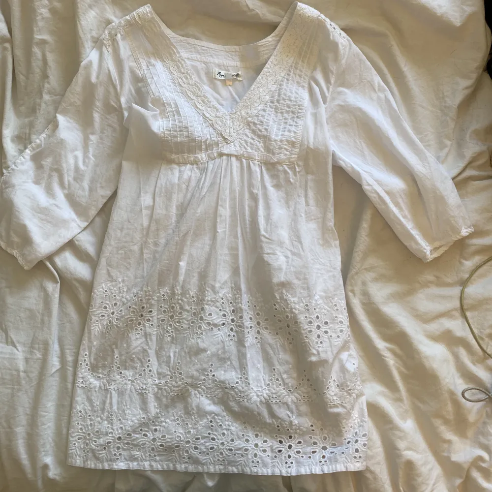 Super söt och somrig klänning från Rosebud! Den sitter kort på mig (172) och är något genomskinlig men den är otroligt fin!❤️‍🔥 Skriv vid frågor, köpare står för frakt!🫶. Klänningar.