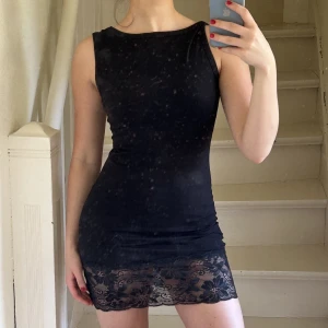 SPETSKLÄNNING - DÖR för denna klänning!!!!!! Snygg spetskant längst ner och sitter så snyggt på kroppen! Perfekt festklänning som är lite cool! Från VERO MODA!