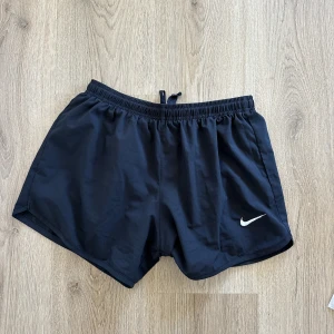 Nike shorts  - Nike shorts storlek XS säljes i fint skick!  Innerbyxa på insidan som gör att man inte skaver sig på låren