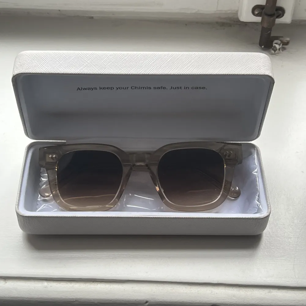 Säljer dessa nästan oanvända chimi-solglasögon. Box och ”duk” finns kvar. . Accessoarer.