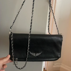 Zadig väska  - Säljer denna helt oanvända zadig väskan o modell rock! Inga defekter! Är öppen för prisförslag!