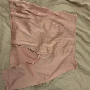 Rosa kjol i silkes liknande tyg, inte använd många gånger då den är ganska kort