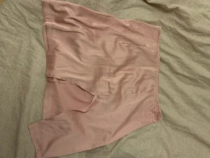 Kjol - Rosa kjol i silkes liknande tyg, inte använd många gånger då den är ganska kort