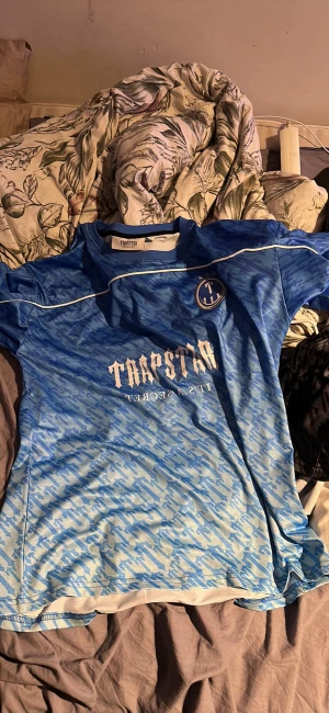 trapstar tshirts - båda är strlk s säljer 400 kr styck 