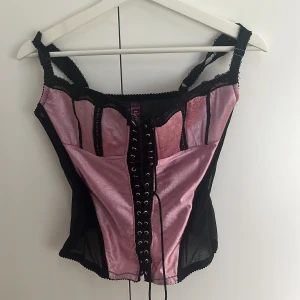 Korsett top - Otroligt fin korsett top som använts få gånger, inga defekter alls. 